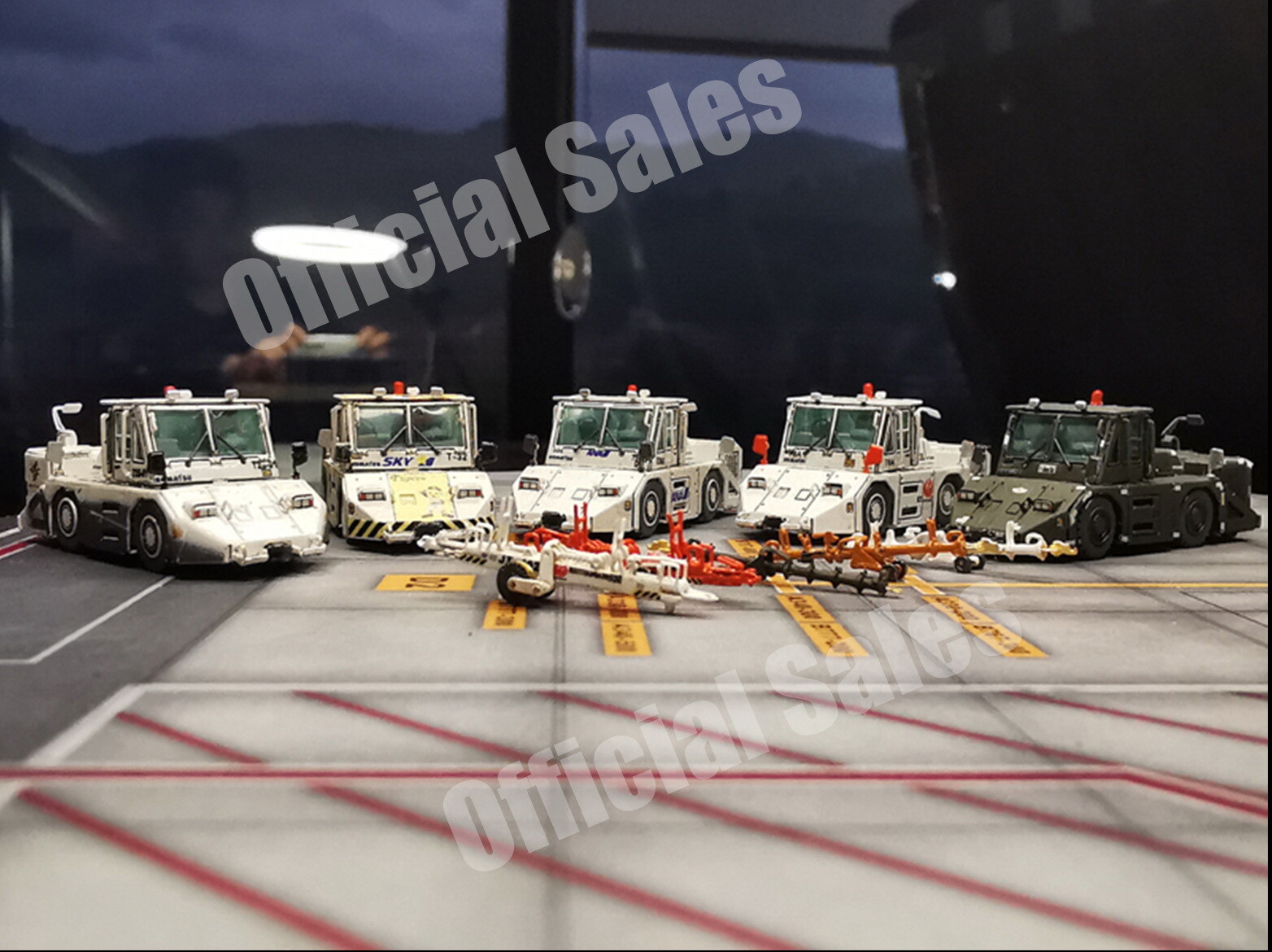 1/200 Airport GSE Komatsu WT250E Airplane tractor with drawbar Finished product