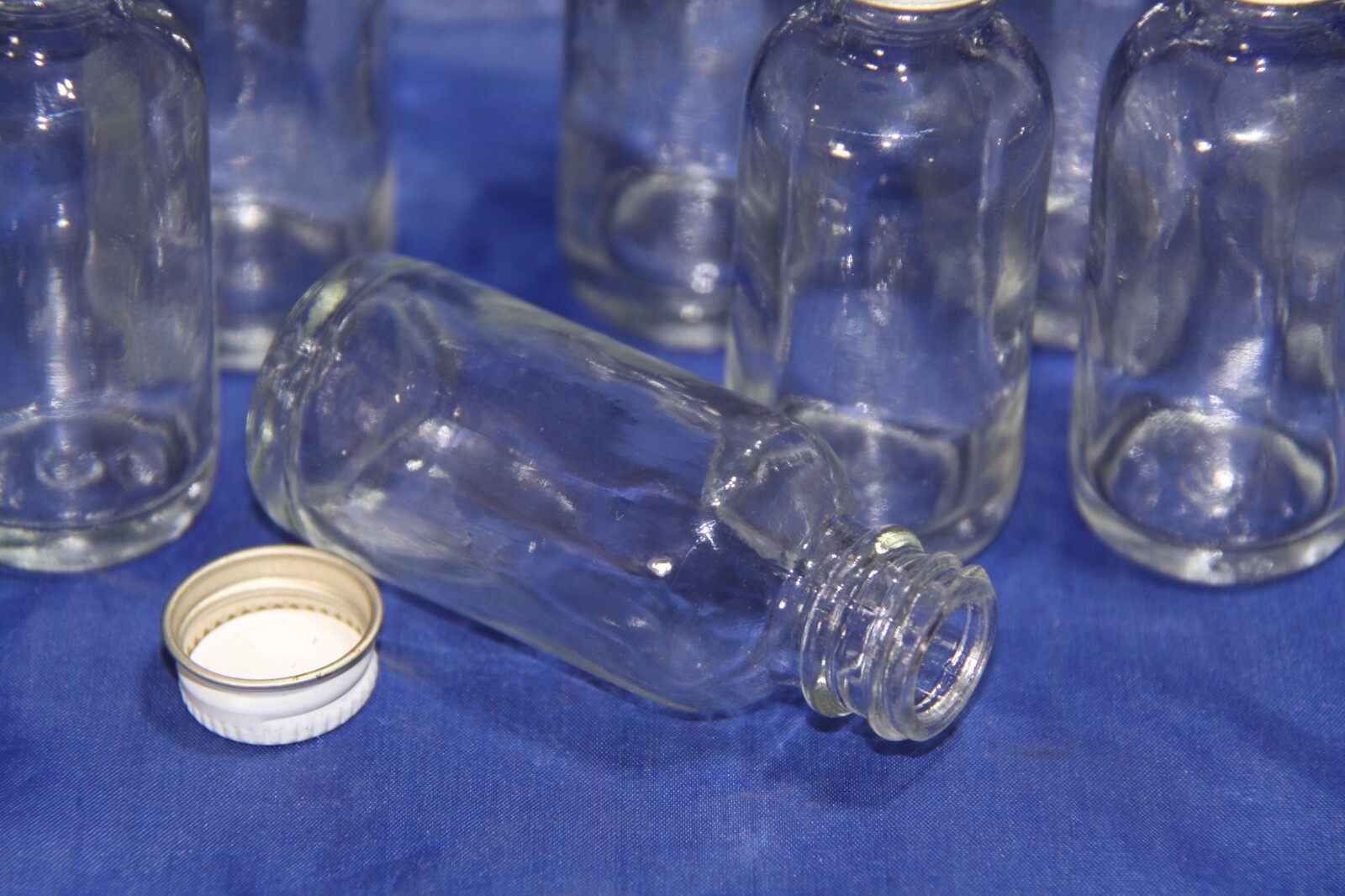 1 oz Glass Jars – Box of 12 WITH LIDS